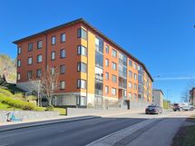 Omalla tontillaan sijaitseva yhtiö on hyvin hoidettu.