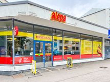 Läheltä löytyy useampi Alepa, ja isommat ruokaostokset onnistuu esim. Lidlissä.