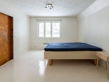 Yläkerran makuuhuone 2