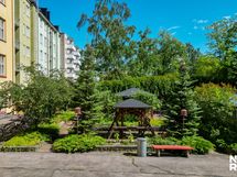 Taloyhtiöllä on todella viihtyisä ja suojaisa sisäpiha, missä voit vaikka grillata!