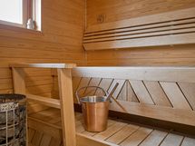 Ikkunallinen sauna.