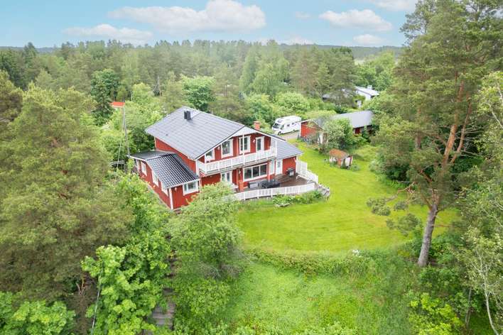 Omakotitalo, Alakerta: 4mh, oh, k, toimistoh./ kph/s, wc, khh. Yläkerta: 4mh, aula, suihkuhuone, wc, parveke., 269/277 m², Mattby