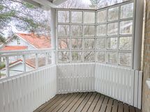 Yläkerran parveketta