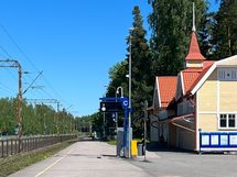 Kauniaisten juna-asema on käytännössä kulman takana.