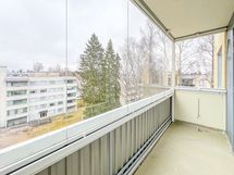 Olohuoneesta on käynti tilavalle parvekkeelle, josta näkymät ovat koilliseen