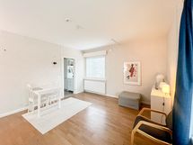 Olohuoneessa ikkunat suuntaavat kaakkoon ja itään.