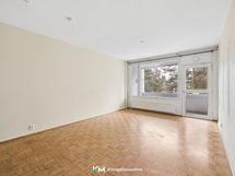 Olohuone on tilava ja valoisa