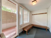 Taloyhtiön saunaosaston pukeutumistilojen yhteydessä vilvoitteluterassi.