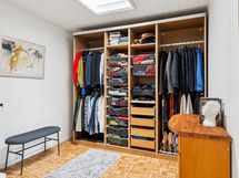 Vaatehuone kattoikkunalla