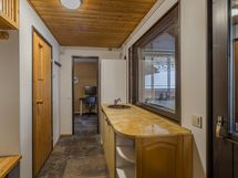 Kodinhoitohuoneesta kulku lasitetulle terassille