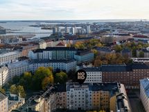 Liikenneyhteydet ovat erinomaiset, Sörnäisten metroasema ja raitiovaunupysäkit ovat todella lähellä.