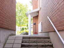 Oikotie kadulta asunnolle, rappuja pitkin,