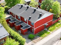 Sisäänkäynnin edustalla on ulkovarasto.