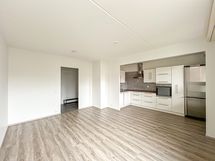 Asunnossa on siisti laminaattilattia. Eteisessä on käytännöllinen laattalattia.