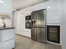 Kylmäkeskus ja viinikaappi