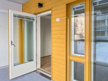 Kodissa on lasitettu parveke, joka on lounaan suuntaan.