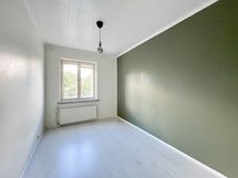 Makuuhuoneeseen mahtuu parisängyn lisäksi myös työpiste.