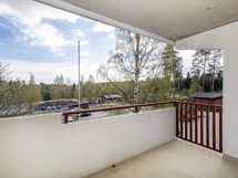 Tilava parveke sisäpihan puolella.