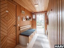 Pukuhuoneesta käynti takapihalle