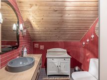 Yläkerran erillinen wc