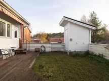 Asunnon aidattua pihaa pikku varastolla (vehreään aikaan)