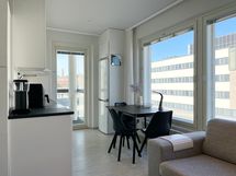 Näkymä olohuoneesta keittotilan suuntaan