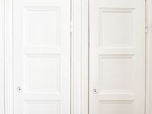 Säilytystilaa löytyy kiinteistä kaapeista