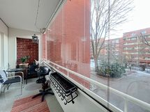 Makuuhuoneesta on käynti etelä parvekkeelle, joka on lasitettu ja se jää kahden talon suojaan.