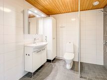 Moderniin kylpyhuoneeseen mahtuu hyvin pesutorni