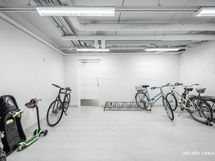 Taloyhtiön pyörävarasto.