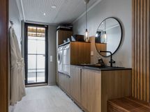 Kodinhoitotilasta kulku suoraan 100m2 terassille