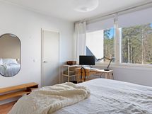 Isomma makuuhuoneessa myös vaatehuone