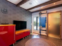 oikealla käynti suihkuhuoneeseen, vasemmalla grillikatokseen