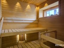Tyylikäs oma ikkunallinen sauna.