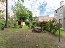 Sisäpihalla rauhaisa oleskelu/grillausalue