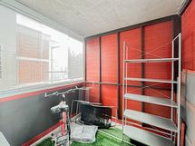 Olohuoneesta on käynti lasitetulle parvekkeelle.