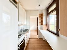 Hyvän kokoinen keittokomero on ikkunallinen ja siellä  on hyvin kaappi- sekä työtilaa.