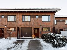 Sisääntulo, autopaikat ja autotalli