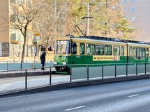 Usempi ratikka- ja bussilinja kulkee ihan vierestä.