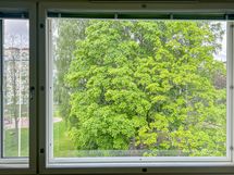 Toisen makuuhuoneen  ja keittiön ikkunat on luoteeseen sisäpihalle. Ikkunoissa on sälekaihtimet.