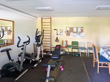 Kerhohuoneen yhteydessä on myös kuntoilulaitteita.