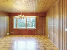 Olohuoneesta ikkunat pihan puolelle