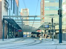 Kauppakeskus Sello n.1,2km päässä ja sen vieressä Leppävaaran juna-asema.