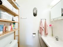 Erillinen wc-tila sujuvoittaa arkea.