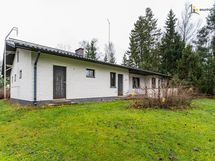 Käynti lämpimään varastoon vasemmanpuoleisesta ovesta