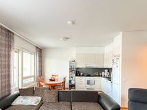 Toisen kerroksen tyylikäs koti omalla lasitetulla parvekkeella. Yhtiössä myös autopaikkoja.