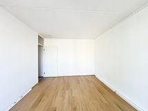 Huoneeseen mahtuu niin leveä vuode, kuin vaikkapa sohva ja tv-taso.