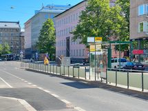Myös raitiovaunut kulkevat läheltä.