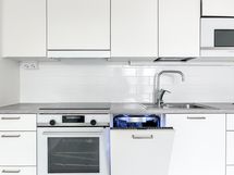 Käytössä myös integroitu astianpesukone.