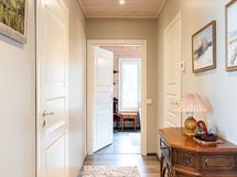 Eteiskäytävältä näkymä toiseen makuuhuoneeseen